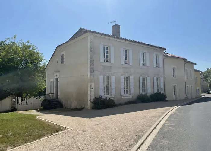 Au Bord De La Dronne Bonnes (Charente)